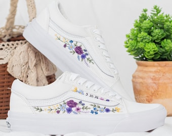 Paarsblauwe bruidssneakers met bloemen: romantische geborduurde trouwschoenen voor een comfortabele tuinbruid