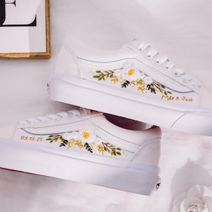 Panna młoda Vans na ślub, haftowane piwonie i róże Vans na zamówienie, białe haftowane kwiaty Vans buty, haft 3D ślubne Vans dla pana młodego