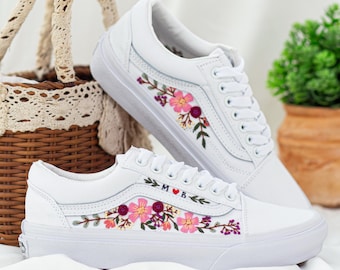 Op maat gemaakte handgeborduurde bestelwagens met bloemen: op maat gemaakte trouwschoenen, bruidscadeau