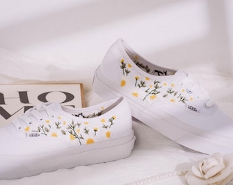 Op maat geborduurde bruiloftsbusjes, witte bloemen geborduurde sneakers voor bruid, geborduurde bruiloftsreceptie bestelwagens, huwelijkscadeaus voor bruid