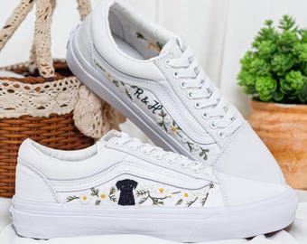 Op maat geborduurde bestelwagens: witte sneakers met bloemen en huisdieren