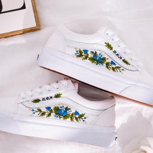 Spersonalizowane buty ślubne Vans, Vans Old Skool z haftowanymi niebieskimi kwiatami, haftowane buty ślubne z dzikimi kwiatami, białe, wsuwane buty ślubne Vans