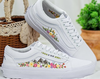 Custom trouwschoenen, bruidsbloemen geborduurde bestelwagens, trouwbloemen geborduurde sneakers, bestelwagens geborduurde bergen en bloemen