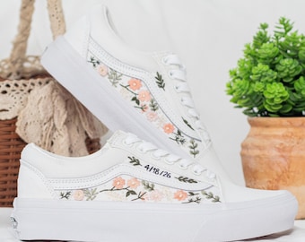 Romantische pastelkleurige bruidssneakers, geborduurde bloemen trouwschoenen, zachte tuinbruidssneakers, gepersonaliseerde comfortabele bruiloftsbusjes
