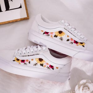 Vans con girasoles bordados, Vans con girasoles bordados, Girasol, Cosmos, Zapatos bordados con margaritas, Zapatillas con bordado de flores para bodas