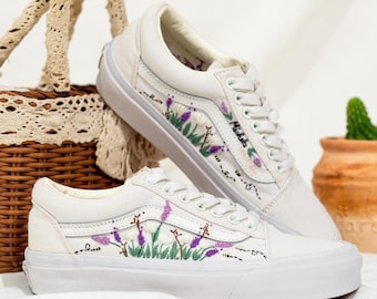 Anpassade bröllopsskor med broderi och lavendelfärg, bröllopsskor med broderade blommor, sneakers med broderade brudblommor, sneakers med namn