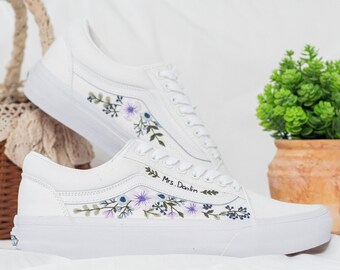 Stoffige blauwe bruidssneakers met bloemen Gepersonaliseerd: comfortabele dansschoenen voor bruiloften