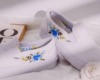 Vans ricamate con fiori da sposa per la sposa, Vans personalizzate con ricamo floreale blu, Vans Slip On ricamate, regalo di nozze, regalo per lei