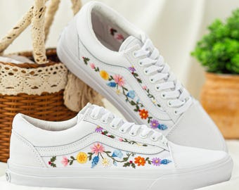 Op maat geborduurde bestelwagens, unieke bruidschoenen, gepersonaliseerde bestelwagens voor bruid, met de hand geborduurde bestelwagens, sneakers bruid