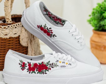 Geborduurde trouwbusjes: custom rode bruidssneakers met bloemen, cadeau voor bruid