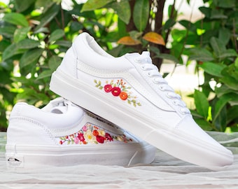 Op maat geborduurde bestelwagens: sneakers voor bruidshuwelijk, roze bloemdessin