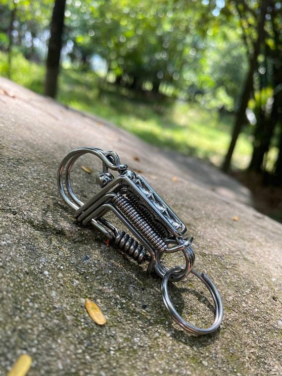Porte-clés mousqueton en fil métallique fait à la main avec motif