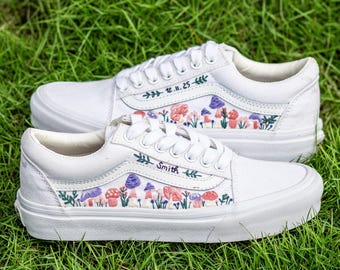 Met de hand geborduurde bestelwagens: aangepaste borduurschoenen met bloemen en paddenstoelen