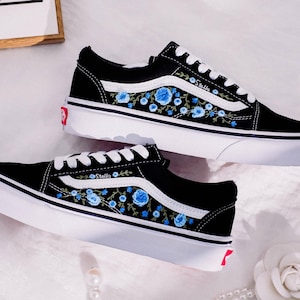 Haftowane czarne Vans Wedding, haftowane niebieskie kwiaty Vans Slip On Custom, piwonie, haftowane niebieskie róże Sneaker, niestandardowe stare Vans School