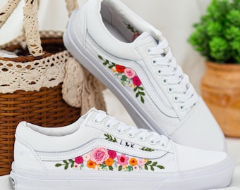 Op maat geborduurde Vans-huwelijkssneakers: bruidsbloemschoenen