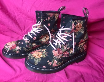 The Original Doc (Dr) Marten's AirWair with Air Cushioned Soles Flowery Canvas 8 Hole Boots with Pink Laces & Stitching Size 5 Early 2000's