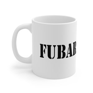 Puede incluir: Taza de café de cerámica blanca con la palabra "FUBAR" impresa en letras negras.
