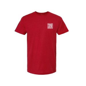 Könnte beinhalten: Ein rotes T-Shirt mit kurzen Ärmeln und einem weißen QR-Code auf der linken Brust.