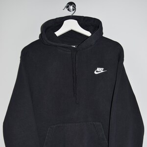 Black nike hoodie outfit discount