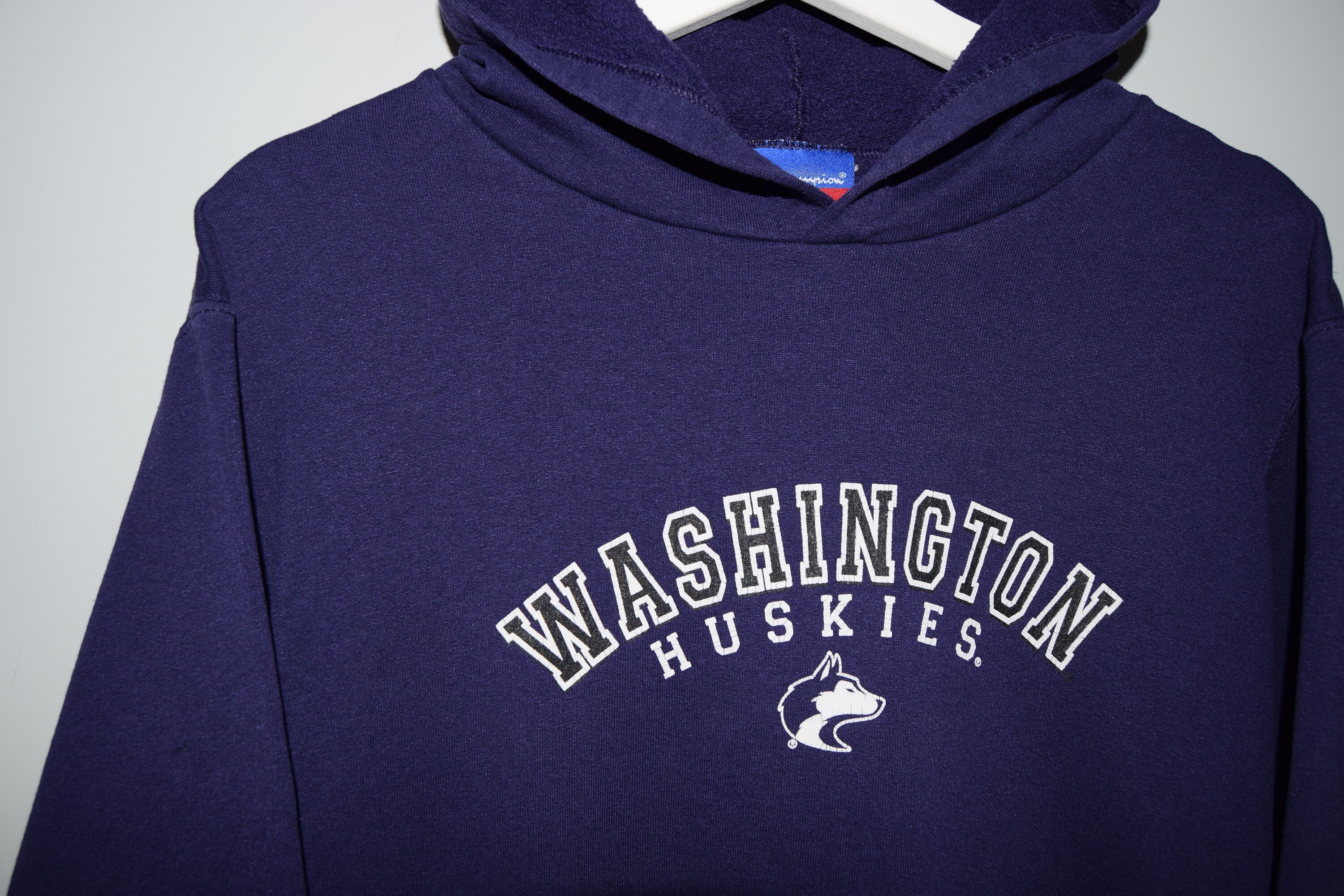 Vintage 80s Champion Washington Huskies raglan hoodie. Made in the USA.  Measures as an XS.
