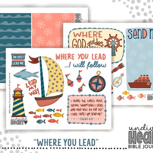 Op de afbeelding: Een verzameling kleurrijke Bijbeljournaling-stickers met nautische en inspirerende thema's. Ontwerpen omvatten een zeilboot, vuurtoren, kompas, schip en de zinnen "Where You Lead" en "Send Me". De stickers zijn versierd met golven, sneeuwvlokken en vissen.