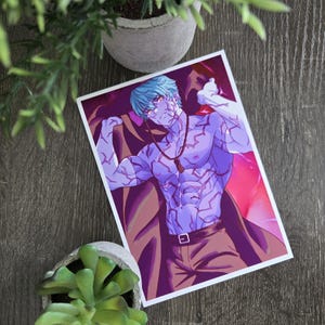 Puede incluir: Una impresión que presenta una figura musculosa con piel y cabello azules, que lleva pantalones marrones y un cinturón. La figura tiene un collar y está posada sobre un fondo rojo y púrpura. El estilo artístico está inspirado en el anime.