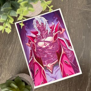 Puede incluir: Impresión de un personaje con cabello blanco, una cubierta facial y una armadura adornada en tonos rojos y rosas. El personaje se encuentra frente a un fondo de bosque púrpura. La obra de arte tiene un estilo detallado inspirado en el anime.