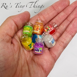 Bougies miniatures dans des bocaux en verre