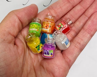 Bougies miniatures dans des bocaux en verre