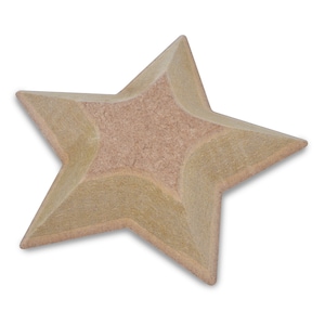 Könnte beinhalten: Eine hellbraune, fünfzackige sternförmige Holzschale. Die Schale ist aus einem natürlichen Material gefertigt und hat einen rustikalen Look.
