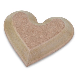 Op de afbeelding: Een hartvormige, lichtbruine houten kom met een ruwe textuur.