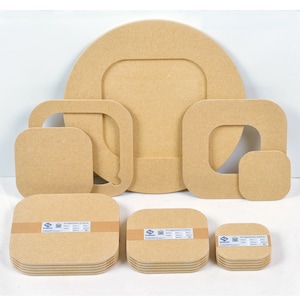 Könnte beinhalten: Ein Set aus 10 unfertigen Holz-Bastelquadraten mit abgerundeten Ecken und verschiedenen Ausschnitten. Die Quadrate sind in drei verschiedenen Größen gestapelt. Das größte Quadrat ist 30,5 cm groß, das mittlere Quadrat 20,3 cm und das kleinste Quadrat 15,2 cm. Die Quadrate sind aus 6,4 mm dickem Sperrholz gefertigt. Die Quadrate sind perfekt zum Basteln, Malen und Dekorieren.