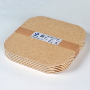 Peut inclure: Un paquet de cinq plaques carrées en contreplaqué de bois de couleur brun clair avec des coins arrondis. Les plaques sont emballées ensemble avec une étiquette en papier brun qui indique "Einlegeplatten 5 Stück" et comprend le texte "Stärke: 4mm, Größe: 100mm, 150mm, 200mm".