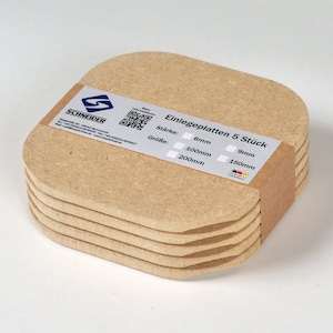 Peut inclure: Cinq plaques d'insertion carrées en bois de couleur brun clair empilées. L'étiquette indique "Einlegeplatten 5 Stück" et indique l'épaisseur comme étant de 6 mm et les tailles comme étant de 100 mm, 150 mm et 200 mm.
