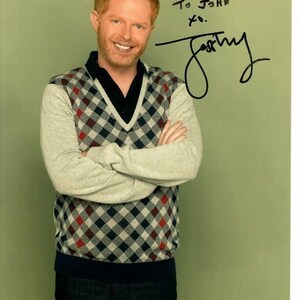 Jesse Tyler Ferguson ondertekende 8 x 10 moderne familiefoto van Mitchell Pritchett aan John