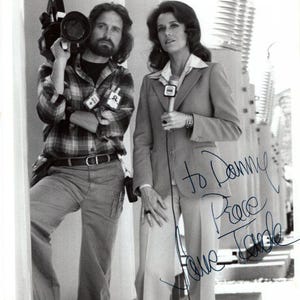 ジェーン・フォンダのサイン入り8x10インチ「チャイナ・シンドローム」マイケル・ダグラスとのプレス写真 - ダニーへ