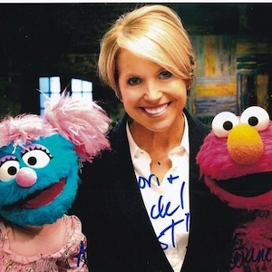 Fotografía de Barrio Sésamo autografiada por Katie Couric de 8 x 10 pulgadas - para Lori y Patrick