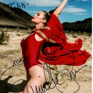 Danielle Savre gesigneerde, gesigneerde foto van 8 x 10 - aan John