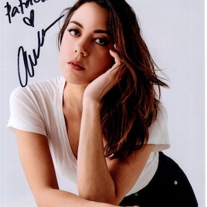 オーブリー・プラザ直筆サイン入り超大型写真…Aubrey Plaza