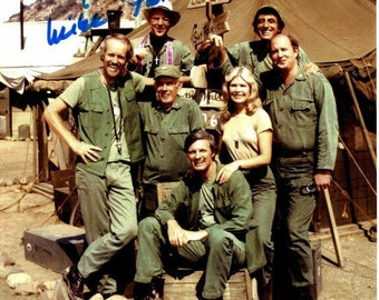 Mike farrell signed m*a*s*h b.j. hunnicut w/cast photograph - to patrick