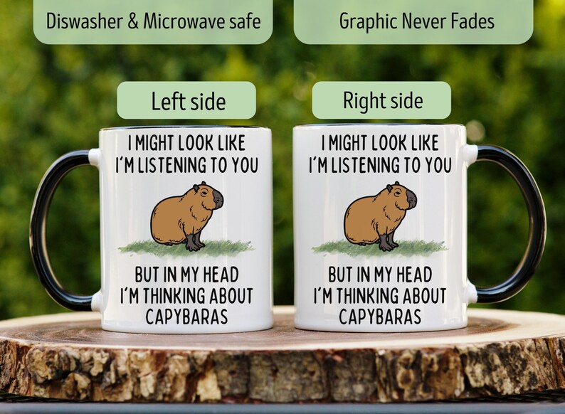 Peut inclure: Mug en c&eacute;ramique blanche avec une anse et un bord noirs, avec une illustration de capybara et le texte "I MIGHT LOOK LIKE I'M LISTENING TO YOU BUT IN MY HEAD I'M THINKING ABOUT CAPYBARAS." Passe au lave-vaisselle et au micro-ondes.