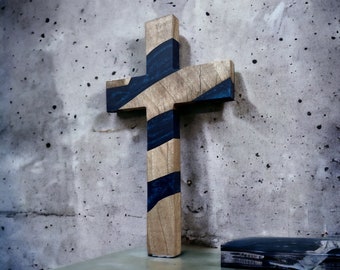Cruz de resina e madeira de nogueira feita à mão: decoração de parede única