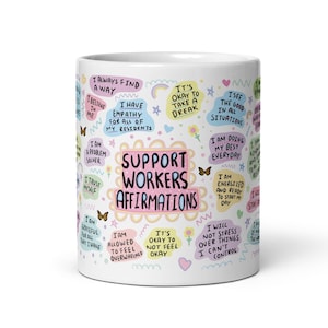 Könnte beinhalten: Eine weiße Keramiktasse mit buntem Text und Illustrationen. Der Text enthält Affirmationen für Support-Mitarbeiter, wie z. B. "Ich finde immer einen Weg", "Ich habe Empathie für alle meine Bewohner", "Es ist in Ordnung, eine Pause einzulegen", "Ich gebe jeden Tag mein Bestes", und "Ich werde mich nicht über Dinge stressen, die ich nicht kontrollieren kann".