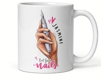 Op de afbeelding: Witte keramische mok met een roze hartontwerp en de tekst "But first, nails" en "JASMINE". De mok heeft een hand die een nagelboor vasthoudt.