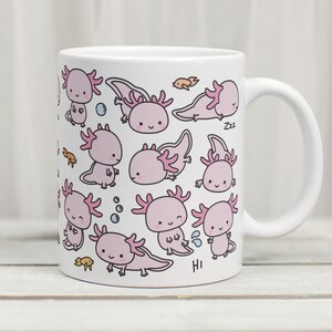 Pode incluir: Caneca de cer&acirc;mica branca com um padr&atilde;o repetido de ilustra&ccedil;&otilde;es de axolotl rosa. Os axolotls s&atilde;o retratados em v&aacute;rias poses com bolhas e peixes. A caneca tem uma al&ccedil;a curva e o texto "HI".