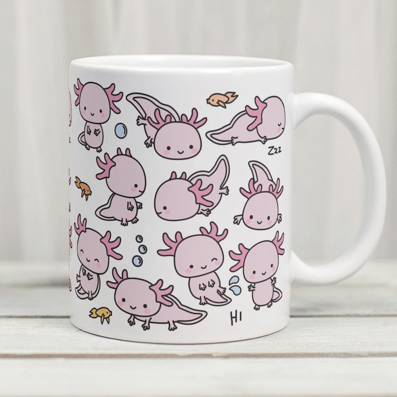 Pode incluir: Caneca de cer&acirc;mica branca com um padr&atilde;o repetido de ilustra&ccedil;&otilde;es de axolotl rosa. Os axolotls s&atilde;o retratados em v&aacute;rias poses com bolhas e peixes. A caneca tem uma al&ccedil;a curva e o texto "HI".