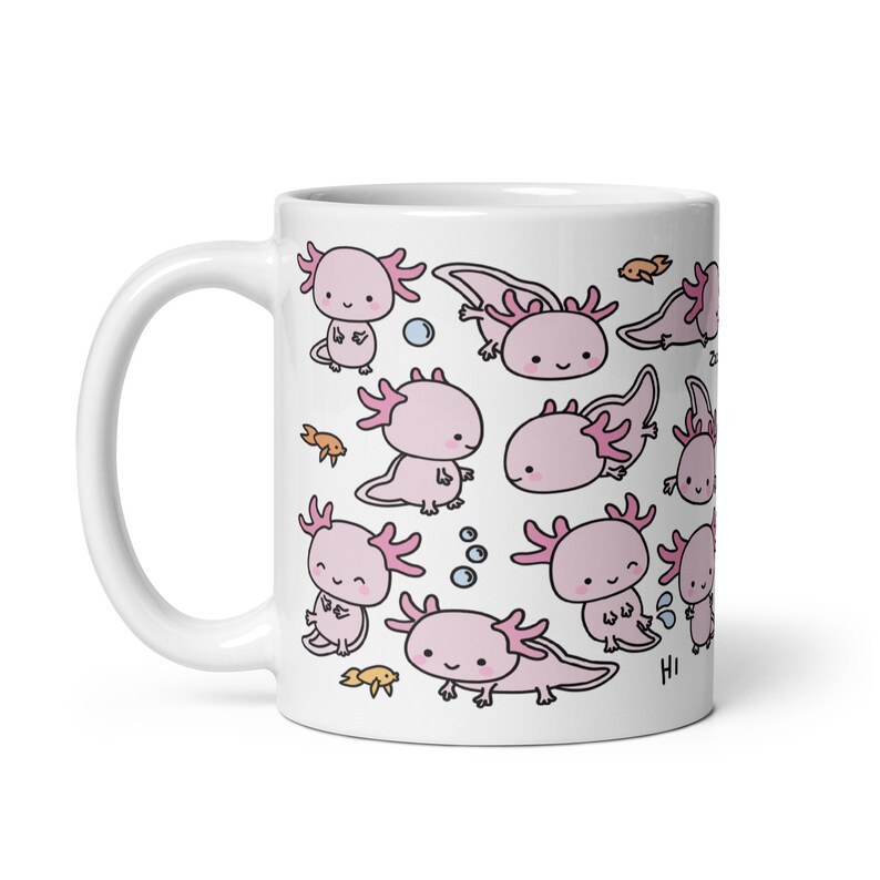 Pode incluir: Caneca de cer&acirc;mica branca com um padr&atilde;o repetido de axolotls rosa e pequenos peixes laranja. Os axolotls s&atilde;o retratados em v&aacute;rias poses com rostos sorridentes. A caneca tem uma al&ccedil;a branca e um acabamento brilhante.
