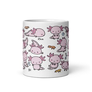 Pode incluir: Caneca de cer&acirc;mica branca com um padr&atilde;o repetido de axolotls rosa em v&aacute;rias poses, com pequenos peixes e bolhas. A palavra "Hi" est&aacute; escrita na caneca. Um design fofo e caprichoso.