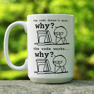 Può includere: Tazza da caffè in ceramica bianca con un design nero che presenta un personaggio dei cartoni animati davanti a un computer. Il testo sulla tazza recita "the code doesn't work... why?" e "the code works... why?"
