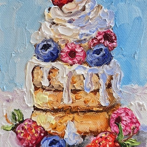 Puede incluir: Pintura al óleo de un postre en capas con glaseado blanco, cubierto con crema batida, una fresa roja grande, arándanos y frambuesas. La pintura tiene un fondo azul claro y una superficie blanca.